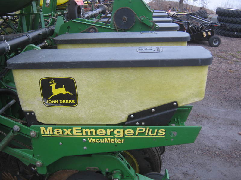 Planting Equipment  John Deere 1760 Planter  Photo